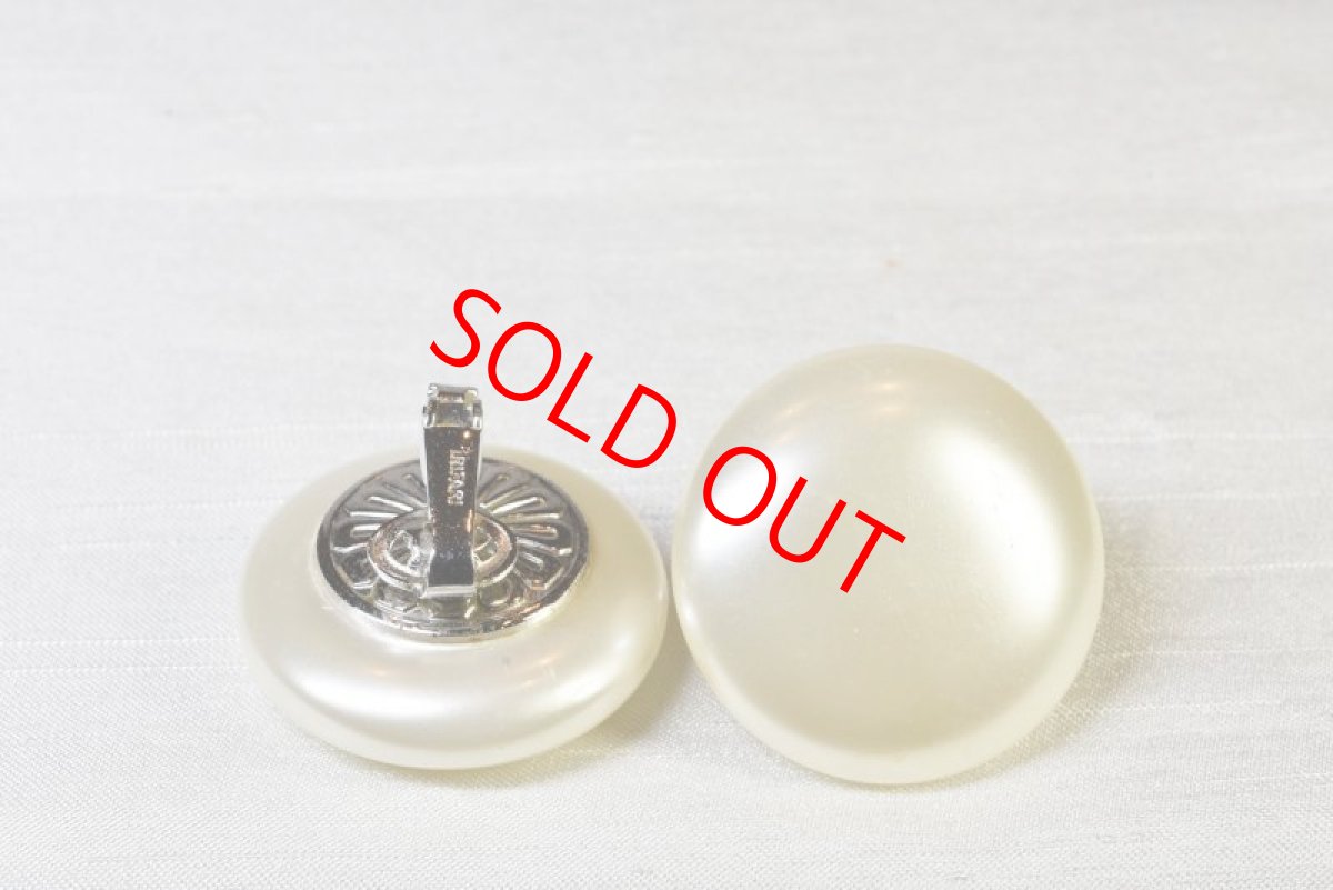 画像2: メタル フェイクパールイヤリング (2)