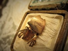 画像2: 9ct.ガーネットフロッグペンダント (2)